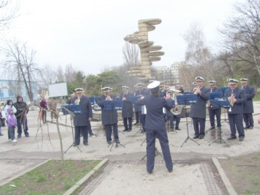 Seri de neuitat la malul mării, în acordurile Fanfarei Muzica Apelor!